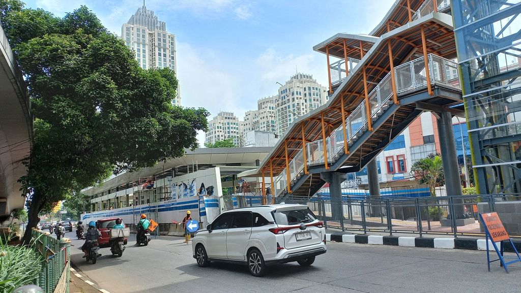 Proses revitalisasi Halte Transjakarta Pasar Kebayoran Lama Koridor 8 masih berlangsung. 