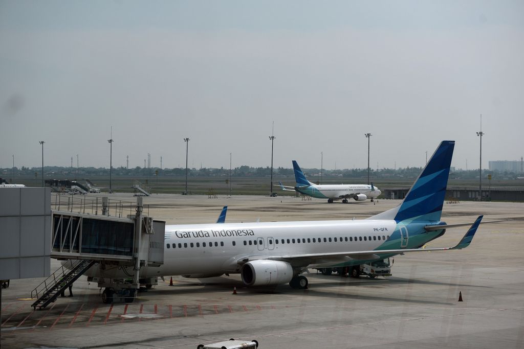 Sejumlah pesawat maskapai penerbangan Garuda Indonesia diparkir di Bandara Internasional Soekarno-Hatta Terminal 3, Tangerang, Banten, Jumat (11/6/2021). Maskapai penerbangan tersebut terus berupaya beroperasi secara normal meski tengah dililit utang dan terus merugi.
