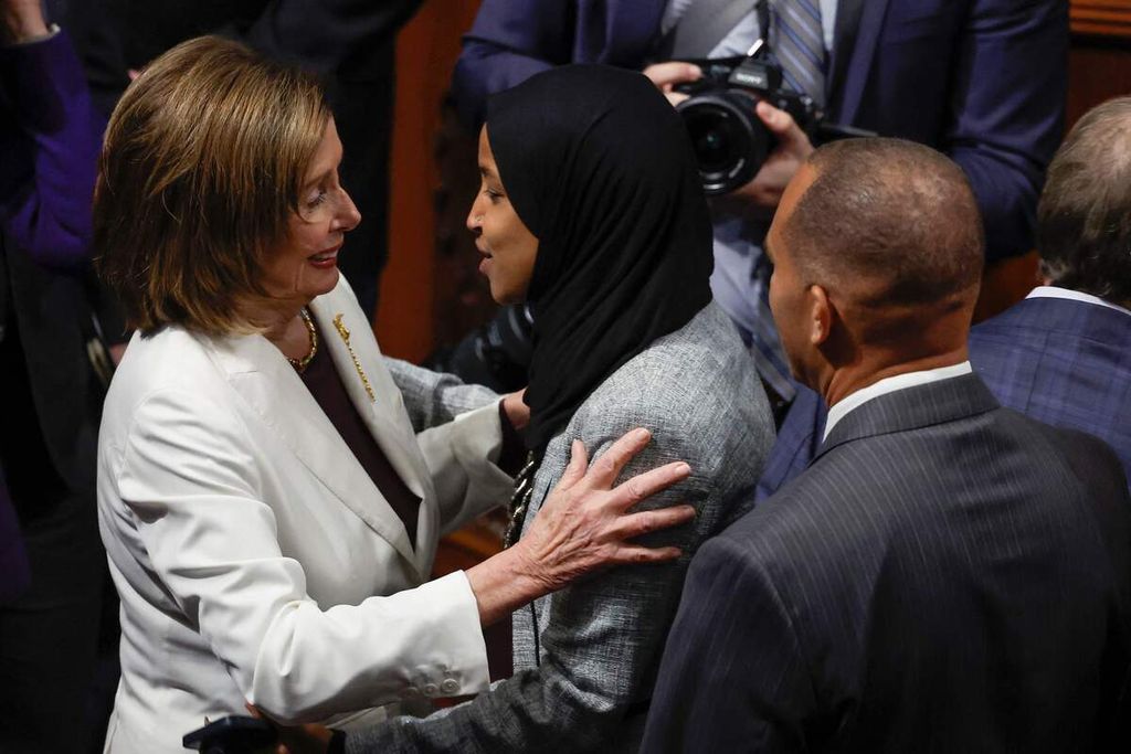 Ketua DPR AS Nancy Pelosi berbicara dengan anggota DPR asal Demokrat, Ilhan Omar, setelah Pelosi menyampaikan pidato pengumuman untuk mengundurkan diri dari jajaran pimpinan Demokrat di Kongres di Gedung Capitol, Washington, AS, Kamis (17/11/2022). 