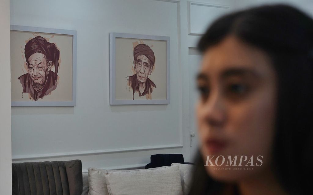 Lukisan pendiri Nahdlatul Ulama, KH Hasyim Asyari (kiri), dan tokoh Ulama NU KH Maimun Zubair menghiasi tempat konferensi pers Resepsi Puncak Satu Abad Nahdlatul Ulama di Kantor Pusat PBNU, Jakarta, Jumat (27/1/2023).