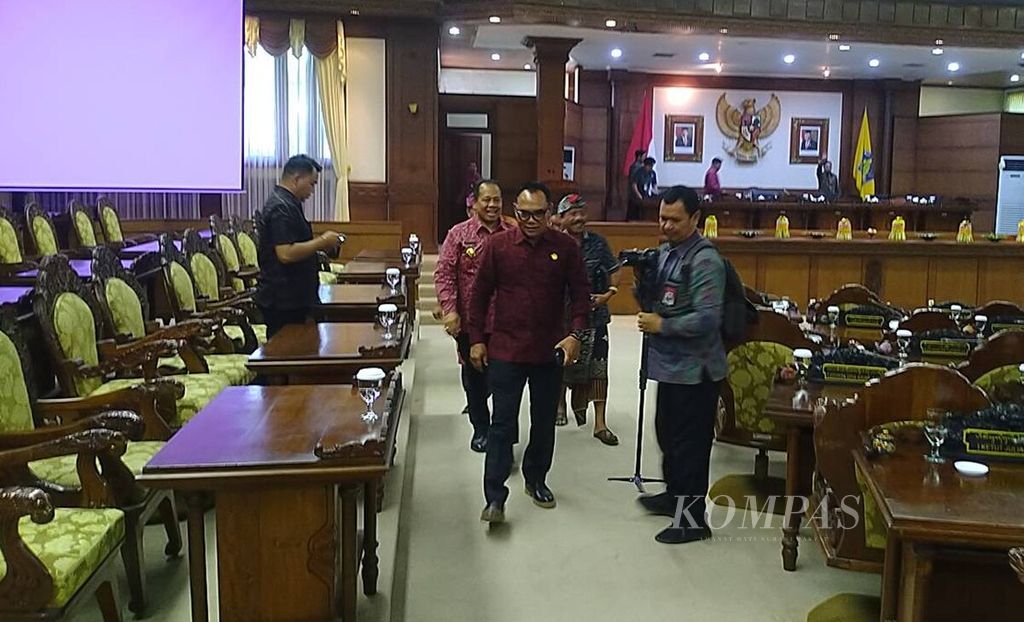 Ketua DPRD Provinsi Bali I Nyoman Adi Wiryatama (depan) berjalan bersama Penjabat Gubernur Bali Sang Made Mahendra Jaya seusai rapat paripurna di Gedung DPRD Provinsi Bali, Kota Denpasar, Rabu (18/10/2023).