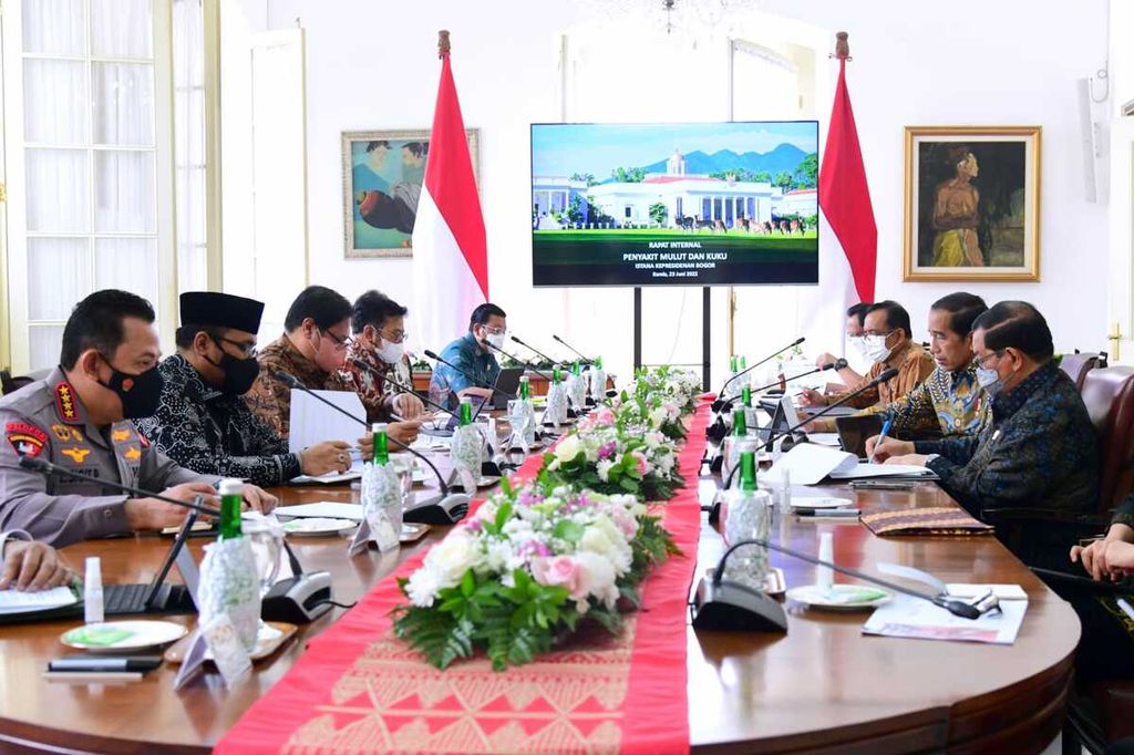 Presiden Joko Widodo memimpin rapat mengenai penyakit mulut dan kuku di Istana Kepresidenan Bogor, Jawa Barat, Kamis (23/6/2022).