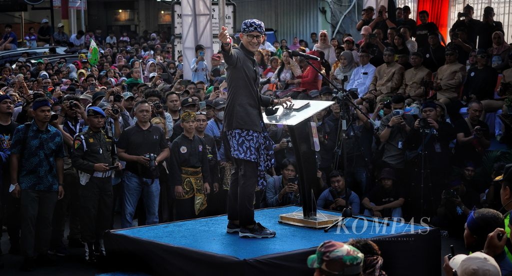 Menteri Pariwisata dan Industri Kreatif Sandiaga Uno melayangkan simbol cinta kepada warga masyarakat sebelum memberi pidato sambutan Peringatan Hari Jadi Ke-541 Kota Bogor di Jalan Sudirman, Kota Bogor, Jawa Barat, Minggu (4/6/2023). 