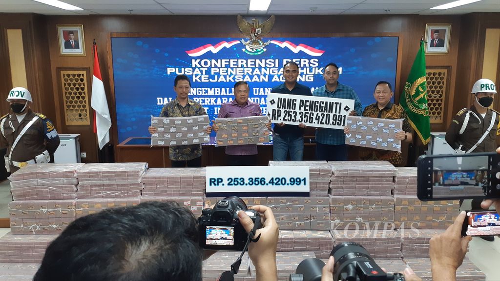 Kejaksaan menunjukkan uang sebesar Rp 253,35 miliar yang merupakan bagian dari pidana uang pengganti dalam perkara korupsi PT Indosat Mega Media, Jumat (1/4/2022). Uang tersebut kemudian disetorkan ke kas negara.