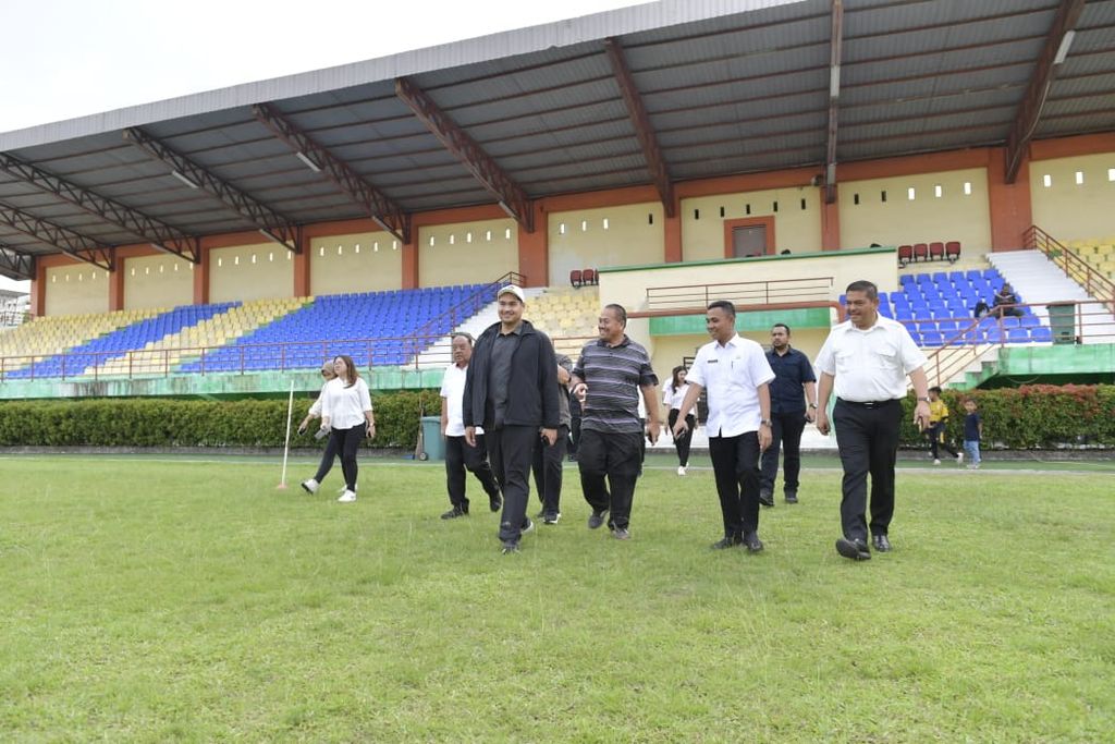 Menteri Pemuda dan Olahraga Dito Ariotedjo (keempat dari kanan) meninjau Stadion Mini Pancing yang akan digunakan dalam penyelenggaraan Pekan Olahraga Nasional XXI Aceh-Sumatera Utara 2024, di Kabupaten Deli Serdang, Sumatera Utara, Jumat (5/8/2023).