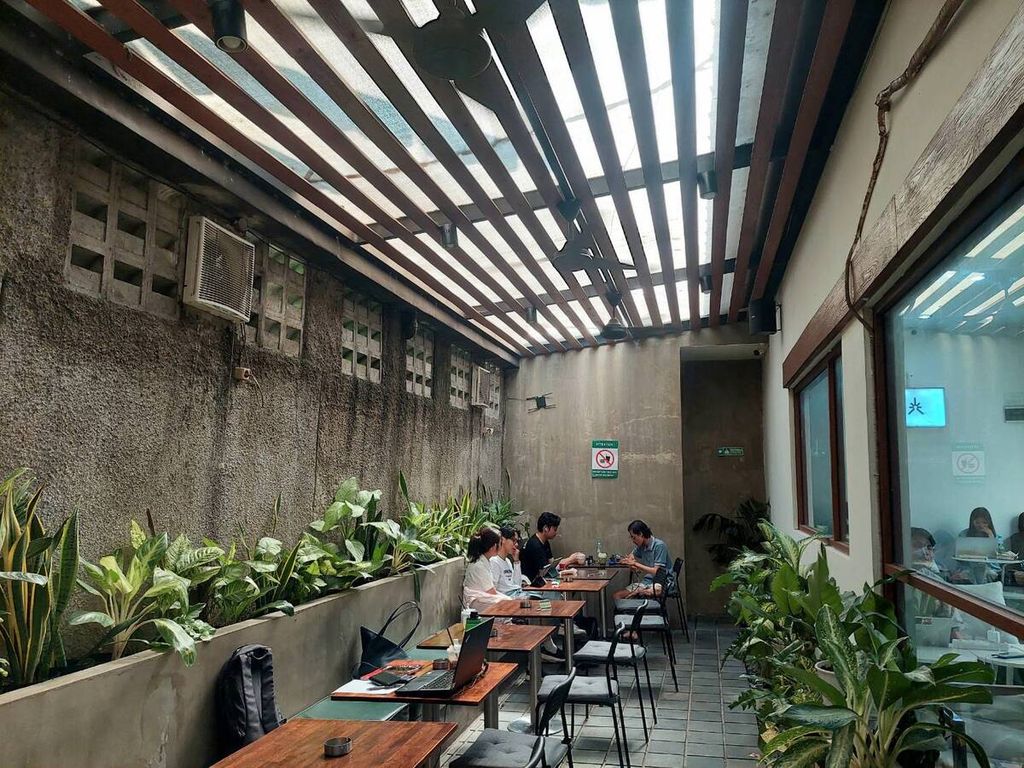 Suasana ruangan semi-<i>indoor</i> di Suar Ruang Coffee Ground, Depok, Rabu, (11/9/2024).