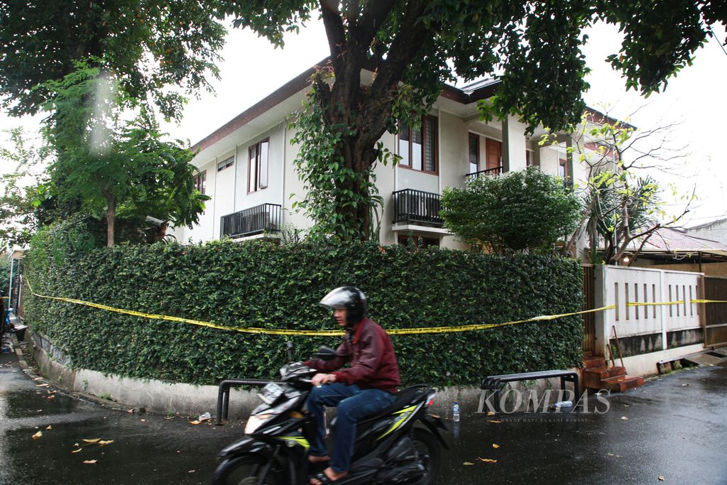 Suasana rumah dinas Kepala Divisi Profesi dan Pengamanan Polri (nonaktif) Inspektur Jenderal Ferdy Sambo di Kompleks Polri di Duren Tiga, Jakarta Selatan, Sabtu (23/7/2022). Di rumah ini Brigadir J disebutkan oleh Polri tewas saat baku tembak. 