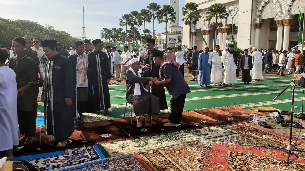 Jemaah bersalaman seusai shalat Idul Fitri di halaman Masjid Raya Mujahidin, Kota Pontianak, Kalimantan Barat, Rabu (10/4/2024).