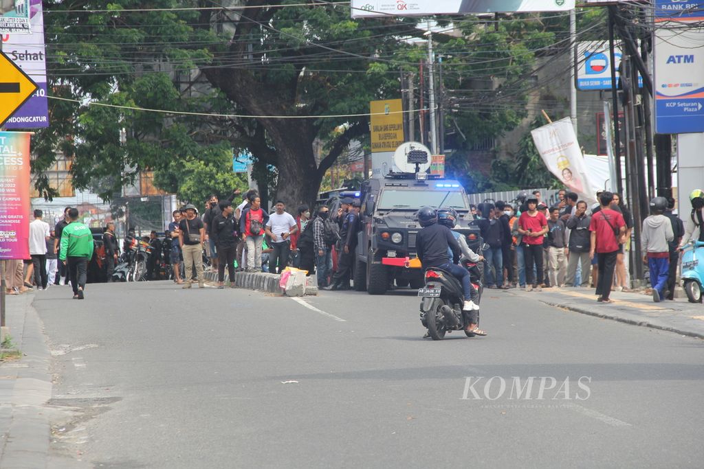 Polisi berjaga di wilayah Babarsari, Kabupaten Sleman, Daerah Istimewa Yogyakarta, Senin (4/7/2022) siang. Pada hari itu, sekelompok orang merusak sejumlah ruko dan membakar beberapa sepeda motor di Babarsari.