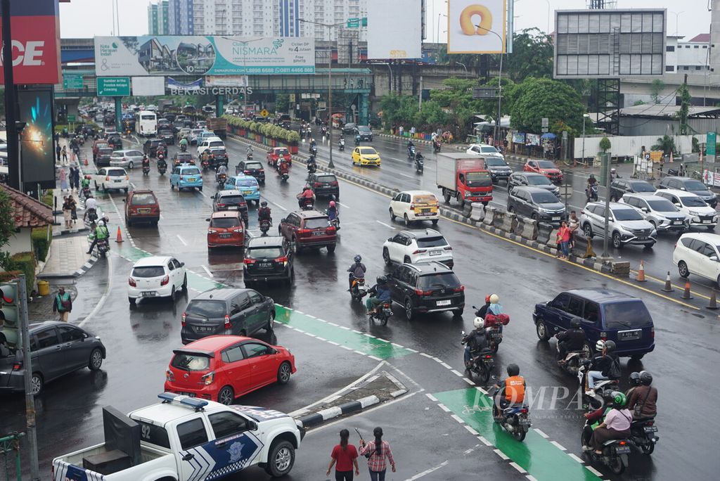 Kendaraan terlihat memadati Jalan Ahmad Yani setelah pintu keluar Tol Bekasi Barat, Kota Bekasi, Jawa Barat, Minggu (14/4/2024).