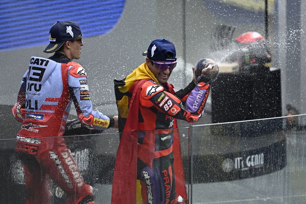 The celebration of Gresini Racing rider Marc Marquez (left) and Prima Pramac Racing rider Jorge Martin during the MotoGP race of the French series at Bugatti Circuit, Le Mans, France, on Sunday (12/5/2024).