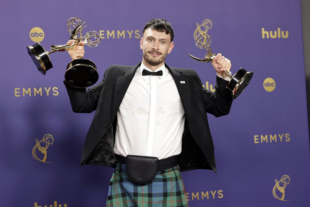 Richard Gadd berpose di ruang pers dengan tiga piala Emmy untuk film <i>Baby Reindeer</i> dalam ajang Emmy Awards ke-76, Minggu (15/9/2024), di Peacock Theater, Los Angeles, Amerika Serikat.