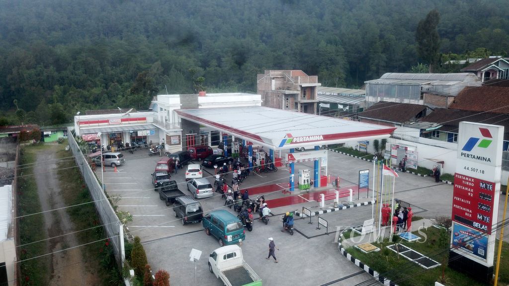 Kendaraan antre membeli bahan bakar di sebuah SPBU di kawasan obyek wisata Kopeng, Kabupaten Semarang, Jawa Tengah, beberapa menit menjelang kenaikan harga BBM, Sabtu (3/9/2022). 