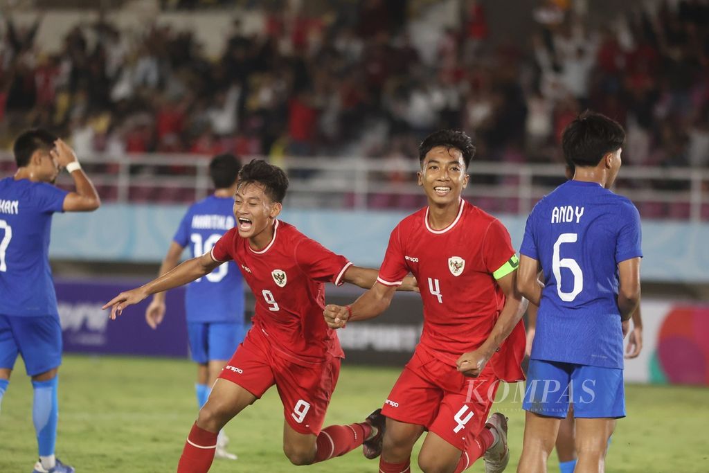 Pemain Indonesia U-16 merayakan gol yang dicetak Mierza (9) dalam pertandingan melawan Singapura pada Piala AFF U-16 di Stadion Manahan, Surakarta, Jawa Tengah, Jumat (21/6/2024). 