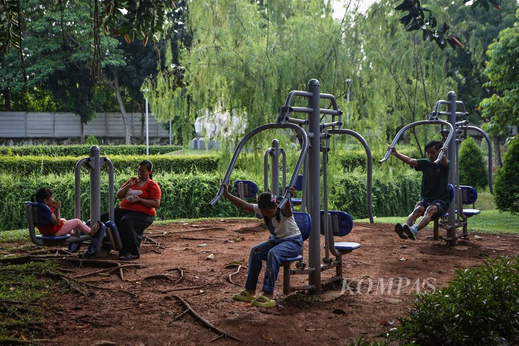 Warga menggunakan alat olahraga di Taman Cattleya, Jakarta Barat, Jumat (5/1/2024). 