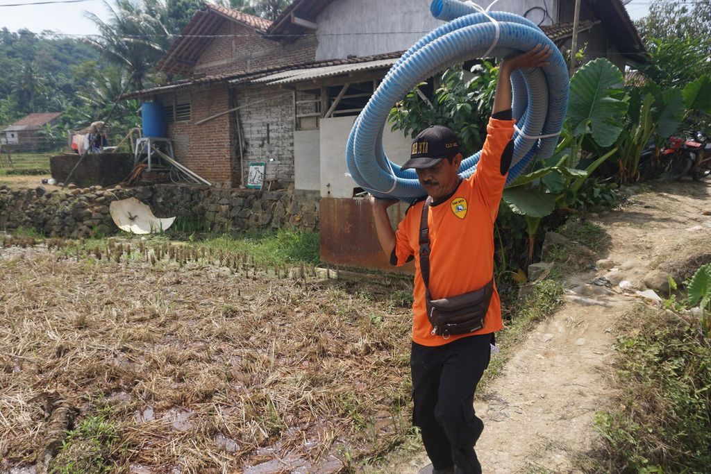 Tim SAR Gabungan menyiapkan selang besar untuk penyedotan di sumur tambang emas di Desa Pancurendang, Ajibarang, Banyumas, Jateng, Minggu (30/7/2023).