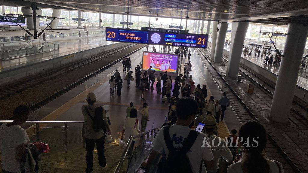 Warga berjalan menuju kereta cepat di Kota Hangzhou, China, Minggu (24/9/2023). Kereta cepat menjadi pilihan warga yang bepergian ke tempat yang jauh. Moda transportasi lainnya, seperti kereta bawah tanah atau Metro Hangzhou dan bus saling terhubung dengan kereta cepat. 