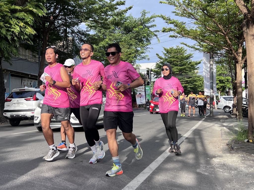 Peserta Run The Ground berlari melintasi Jalan Sungai Saddang, Makassar, Minggu (24/3/2024). Ajang lari ini merupakan  rangkaian LPS Monas Half Marathon.