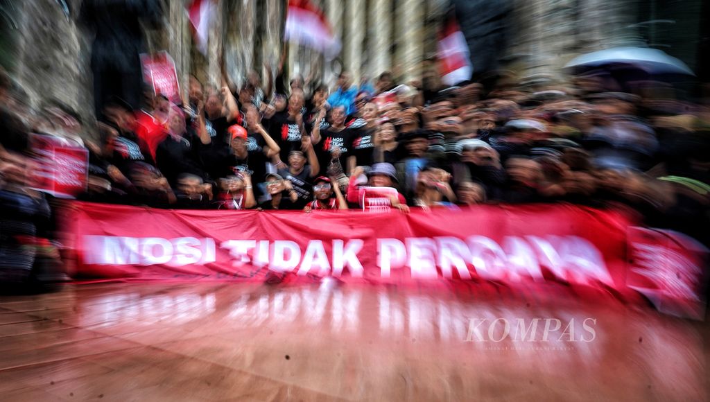 Suasana saat dari Masyarakat Penegak Konstitusi meneriakkan yel-yel di akhir aksi Mosi Tidak Percaya di Kompleks Tugu Proklamasi, Jakarta, Rabu (6/3/2024). Aksi yang diikuti sejumlah masyarakat dari berbagai latar belakang ini menyuarakan mosi tidak percaya terhadap Presiden Joko Widodo karena sikap ketidaknetralannya sebagai pemimpin negara dalam Pemilu 2024.