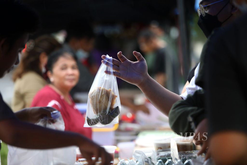 Warga membeli aneka makanan untuk berbuka puasa di depan pertokoan di Rawa Buntu, Serpong, Tangerang Selatan, Banten, Minggu (3/4/2022). Kue, gorengan, kolak, dan aneka jajanan banyak dijajakan pedagang dadakan ini.