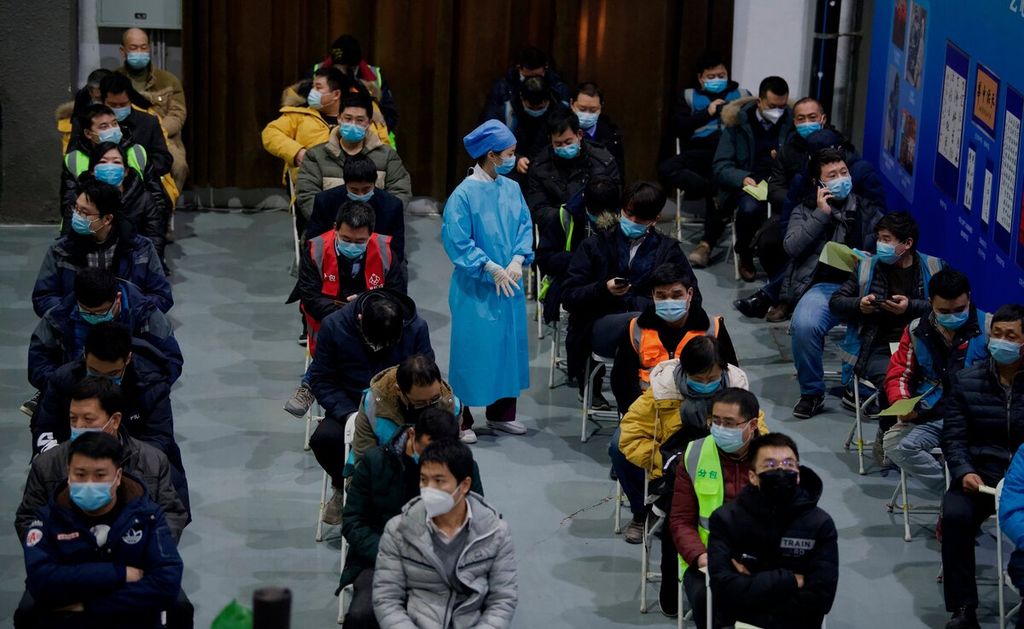 Orang-orang menunggu di kursi yang disediakan setelah menerima vaksin Covid-19 di Museum Perencanaan Kota Chaoyang di Beijing, China, Jumat (15/1/2021). 