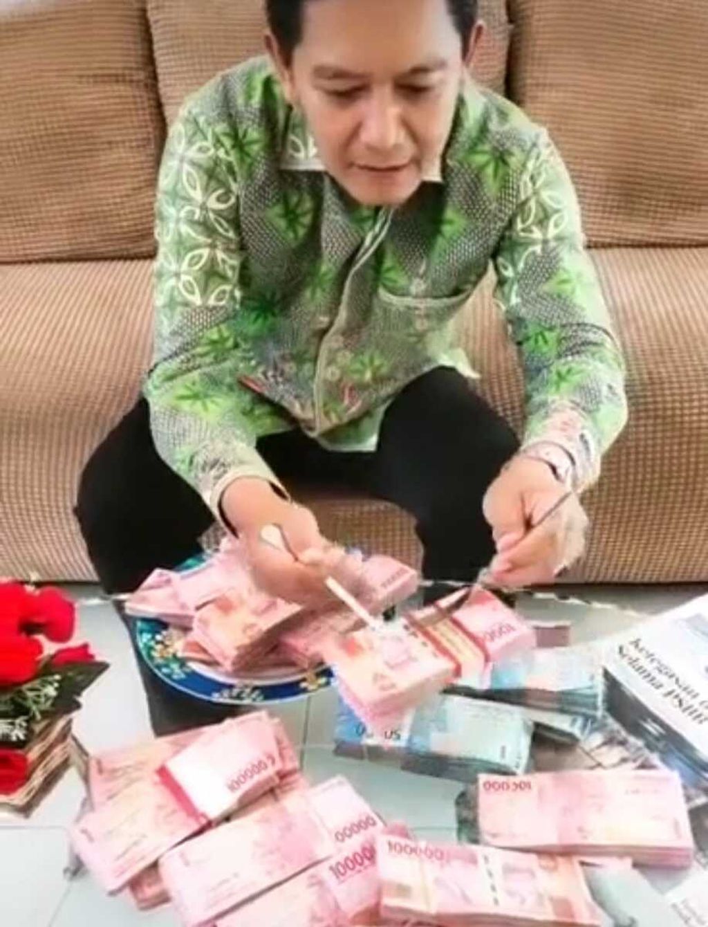Tangkapan layar video berdurasi 14 detik di TikTok yang menunjukkan Direktur Utama Perumda Pasar Niaga Kerta Raharja Syaefunnur Maszah tengah memamerkan uang.