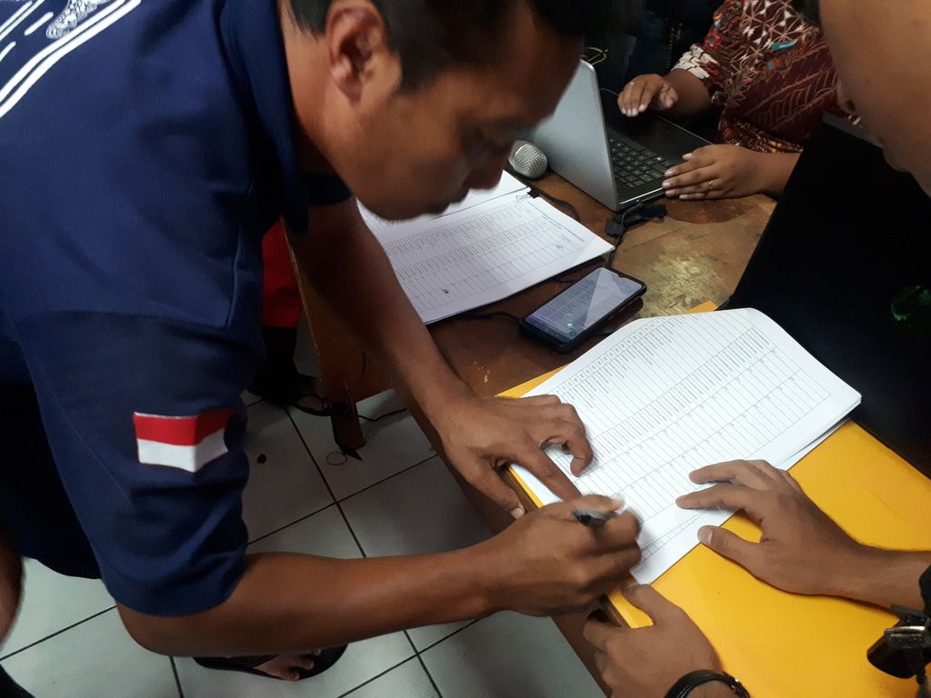 Penerima BLT BBM menandatangani bukti penyerahan bantuan di Teriminal Baranangsiang, Kota Bogor, Jawa Barat pada Jumat (11/11/2022).
