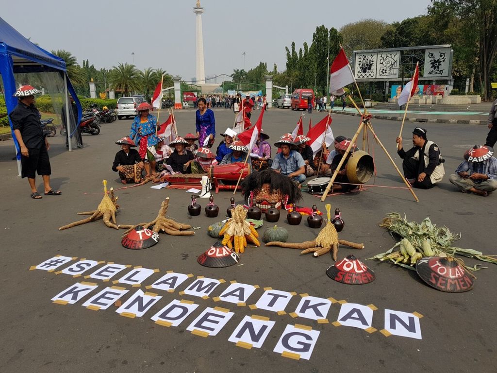 Petani dan masyarakat Kendeng yang tergabung dalam Jaringan Masyarakat Peduli Pegunungan Kendeng kembali datang ke Jakarta untuk mengirimkan surat kepada Presiden Joko Widodo, Jakarta, Kamis (2/8/2018).