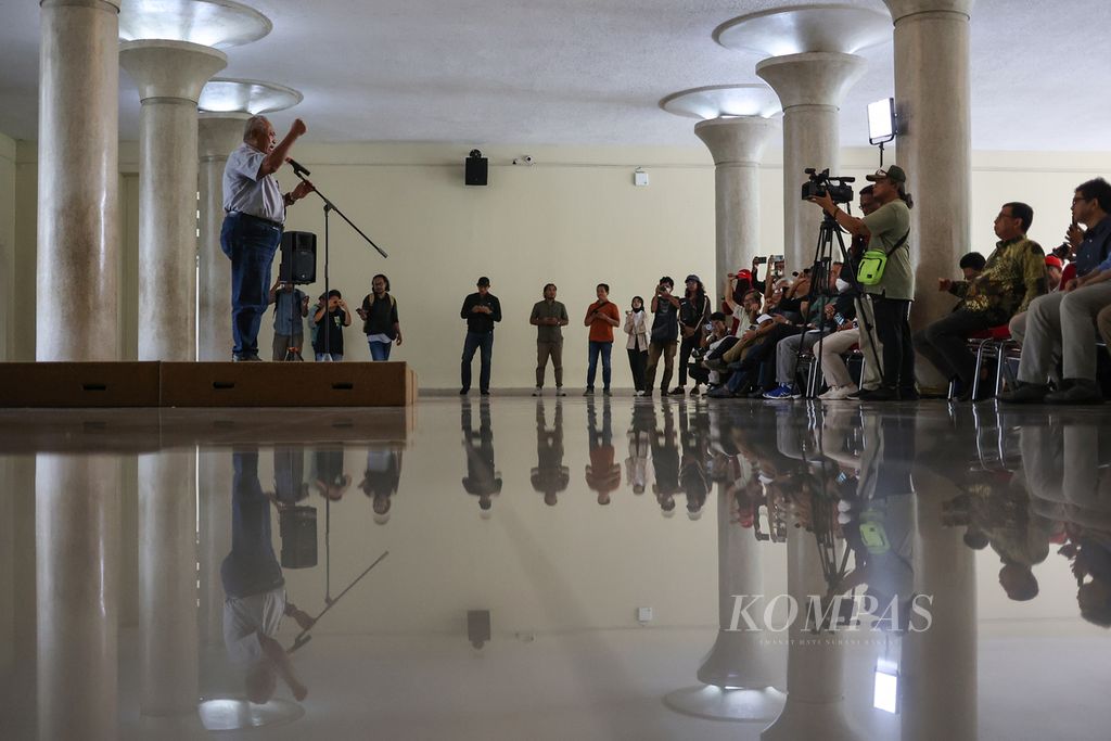 Guru Besar Psikologi UGM Prof Koentjoro berorasi saat acara gerakan Kampus Menggugat di Balairung Universitas Gadjah Mada, Yogyakarta, Selasa (12/4/2024). Gerakan Kampus Menggugat mengajak kalangan akademisi dari setiap universitas untuk mengembalikan etika dan konstitusi yang dinilai terkoyak selama lima tahun terakhir.