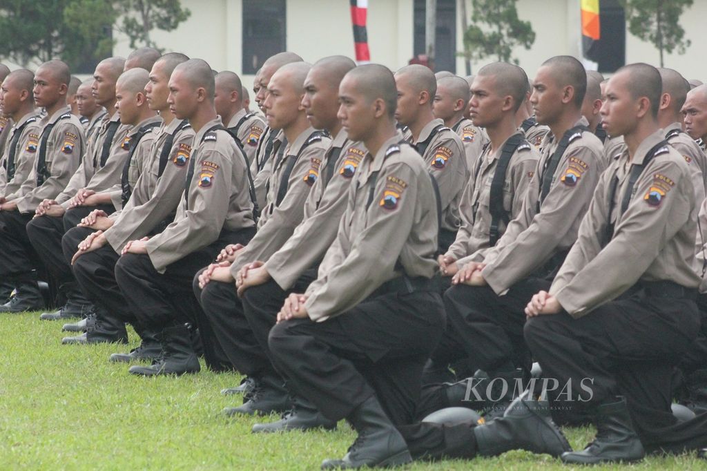 Para siswa mengikuti Upacara Pembukaan Pendidikan Pembentukan Bintara Polri di Sekolah Polisi Negara Polda Jateng di Purwokerto, Jawa tengah, Rabu (9/8/2017).