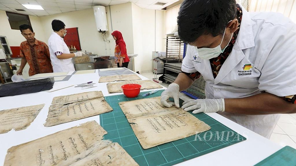  Officers take care of ancient manuscripts and books at the National Library, Jakarta, pada Friday (9/3/2018).