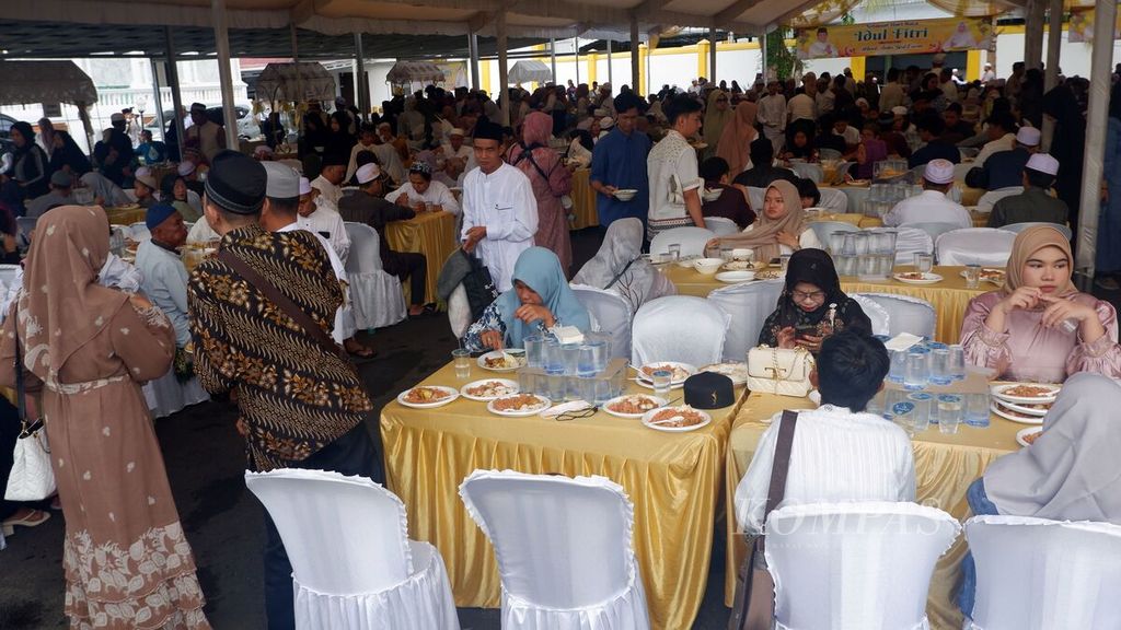 Warga makan bersama dalam acara <i>open house</i> Gubernur Kalimantan Selatan Sahbirin Noor di Banjarmasin, Rabu (10/4/2024). Kegiatan <i>open house</i> digelar usai pelaksanaan shalat Idul Fitri 1445 H.