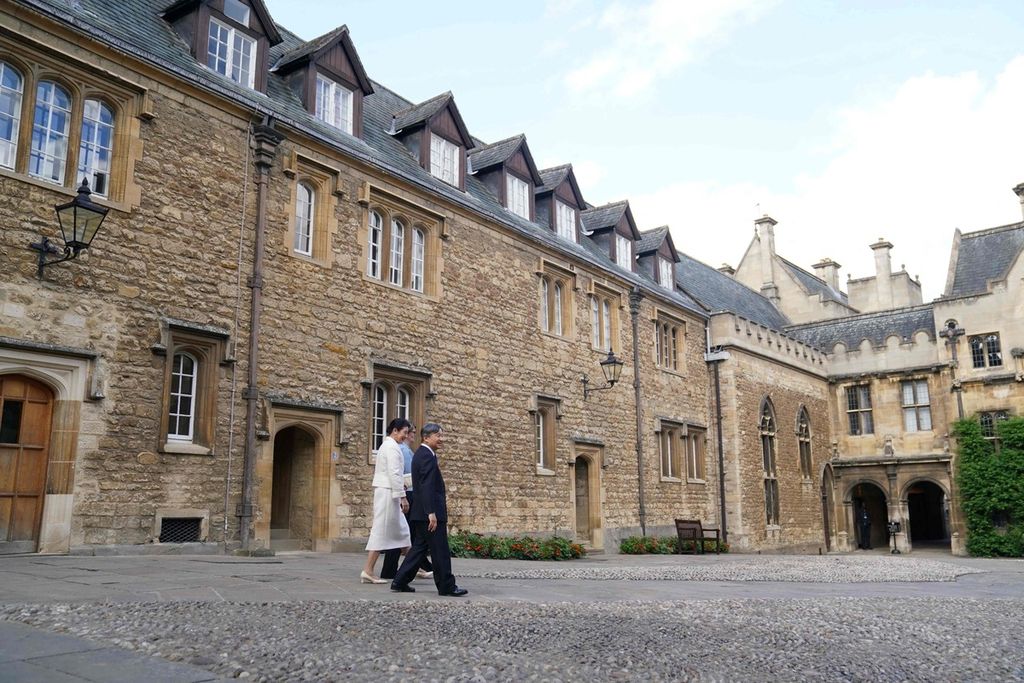 Kaisar Jepang Naruhito dan Permaisuri Masako berkunjung ke Merton College, Universitas Oxford, di Oxford, Inggris, Jumat (28/6/2024). 