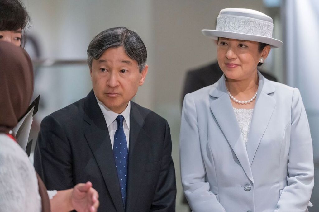 Emperor of Japan Naruhito and Empress Masako listened to the explanation of museum curators during their visit to the National Museum of Indonesia in Jakarta on Tuesday (20/6/2023).