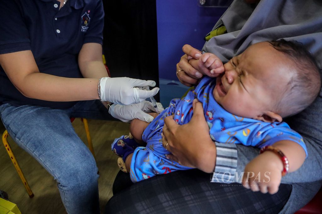 Petugas kesehatan menyuntikkan vaksin lanjutan kepada bayi di Ruang Publik Terpadu Ramah Anak (RPTRA) Garuda, Jakarta, Selasa (15/8/2023). Vaksin rotavirus diberikan kepada bayi berusia 2, 3, dan 4 bulan untuk mencegah diare. Berdasarkan data dari Indonesian Rotavirus Surveillance Network (IRSN), sekitar 45 persen kasus rawat inap pada anak balita disebabkan diare cair akut yang disebabkan rotavirus. 