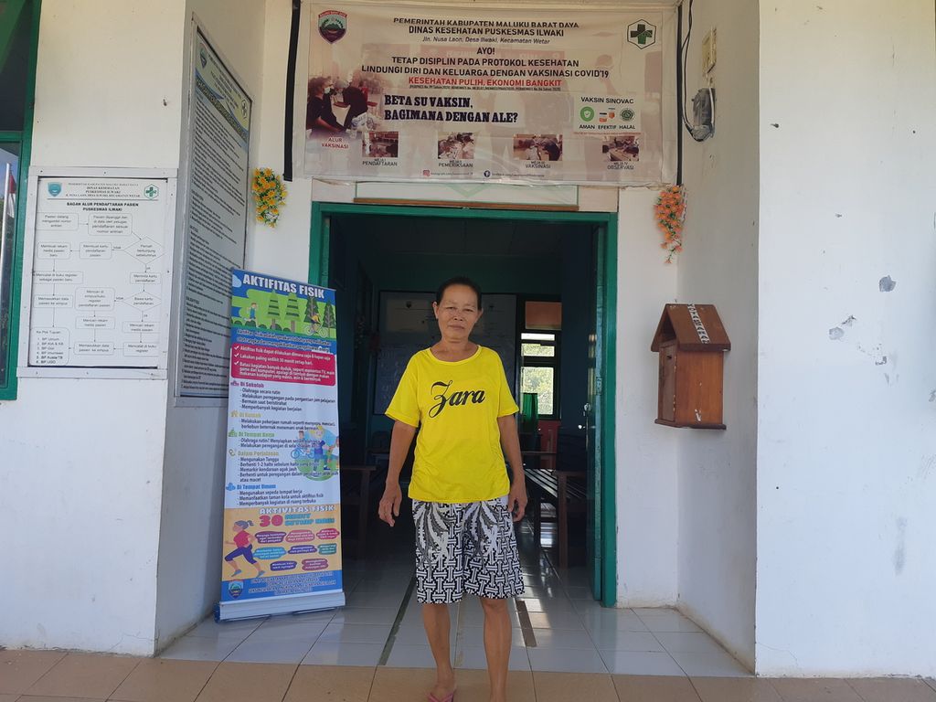 Yuliana (62) usai memeriksa kesehatan di Puskesmas Ilwaki, Pulau Wetar, Kabupaten Maluku Barat Daya, Maluku, pada Senin (8/8/2022). Puskesmas itu hanya melayani rawat jalan. 