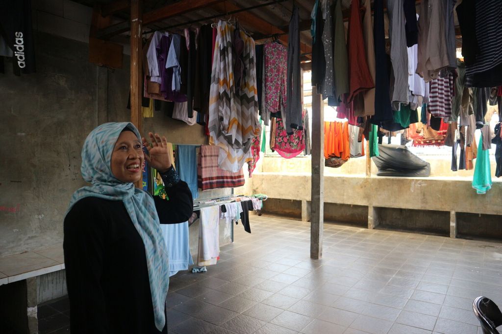 Pengasuh Panti Asuhan Tebet Maryamah sedang menunjukan area jemur baju di Panti Asuhan Tebet, Jakarta Selatan, pada Kamis (27/10/2022)