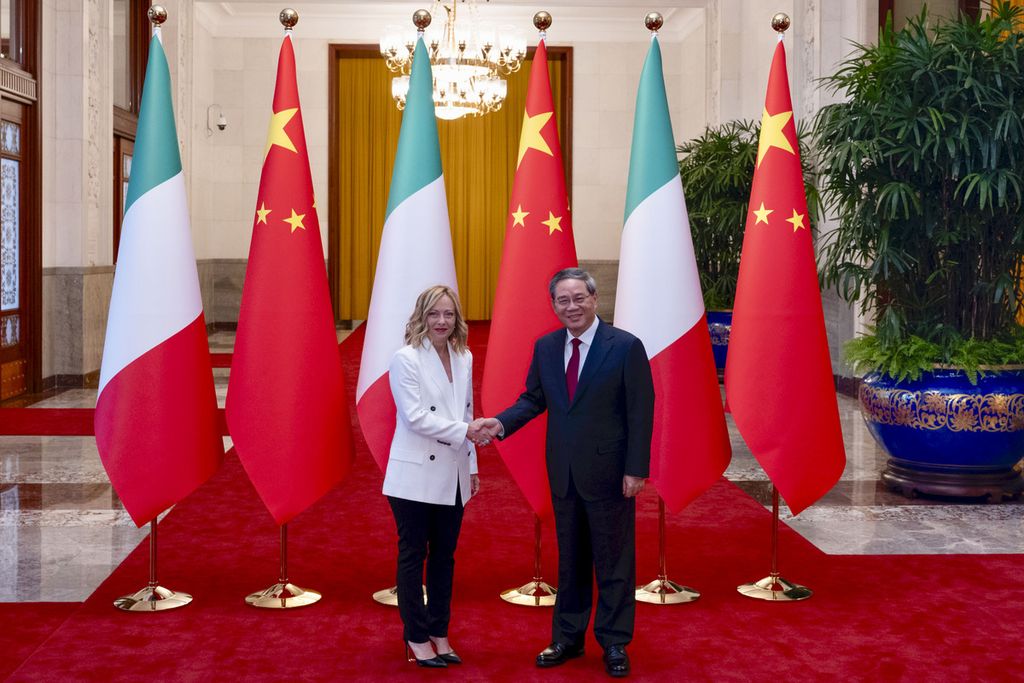 Perdana Menteri Italia Giorgia Meloni (kiri) dan Perdana Menteri China Li Qiang di Beijing, Minggu (28/7/2024).