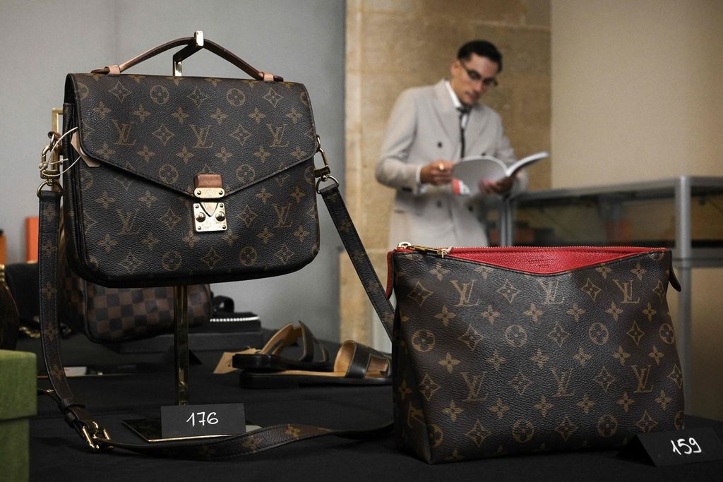 Tas Louis Vuitton dalam lelang di Bordeaux, Perancis, pada awal Juli 2024.