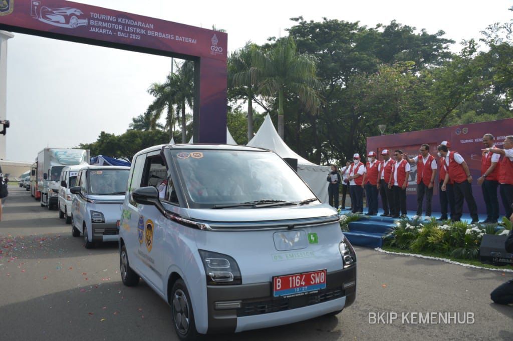 Wuling Air-ev menjadi salah satu dari sejumlah merek mobil listrik secara resmi dilepas untuk melakukan perjalanan touring Jakarta-Bali, Senin (7/11/2022), di Silang Monas, Jakarta, dalam rangka penyelenggaraan KTT G20. Touring secara resmi dilakukan oleh Menteri Perhubungan Budi Karya Sumadi. ARSIP KEMENTERIAN PERHUBUNGAN