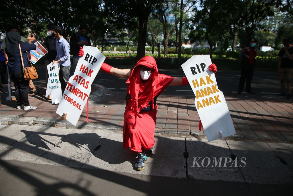 Sejumlah aktivis dari XR Indonesia dan Komunitas Muda berunjuk rasa di kantor Komisi Nasional Hak Asasi Manusia (Komnas HAM), Jakarta, Kamis (14/7/2022). Sebanyak 13 orang dari para aktivis itu melakukan pengaduan ke Komnas HAM terkait pembiaran krisis iklim yang dilakukan pemerintah. 