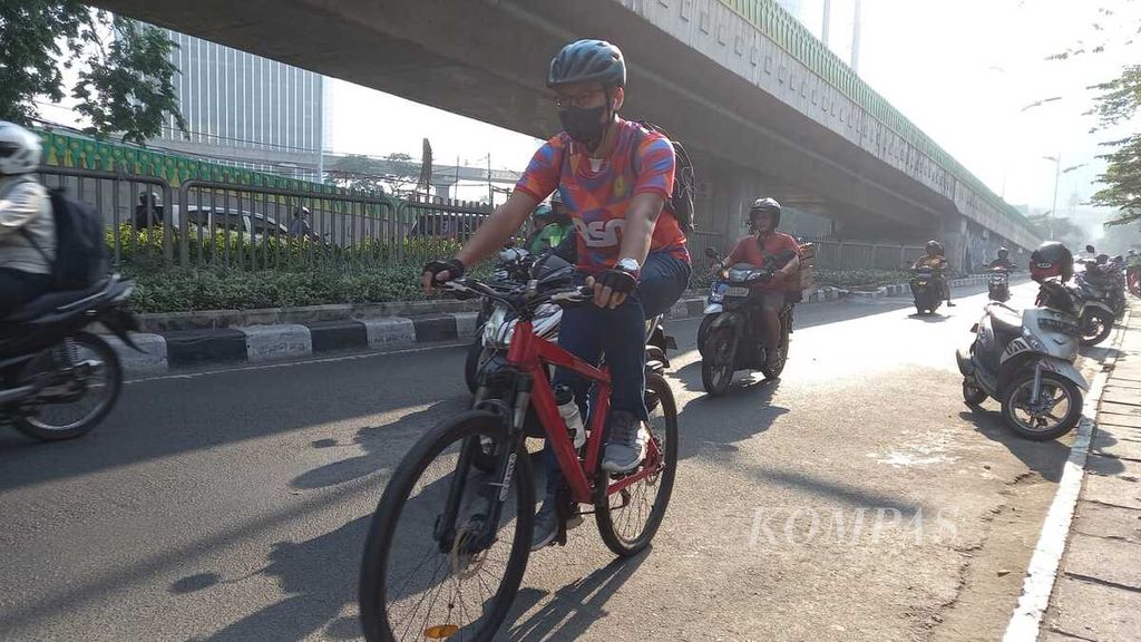 Andi Saputra (41), salah seorang karyawan swasta, mengayuh sepedanya dari Bekasi, Jawa Barat, menuju kantornya yang terletak di Jakarta Selatan, Selasa (5/9/2023). Ia memilih menggunakan sepeda untuk pergi ke kantor karena menyehatkan dan lebih hemat.