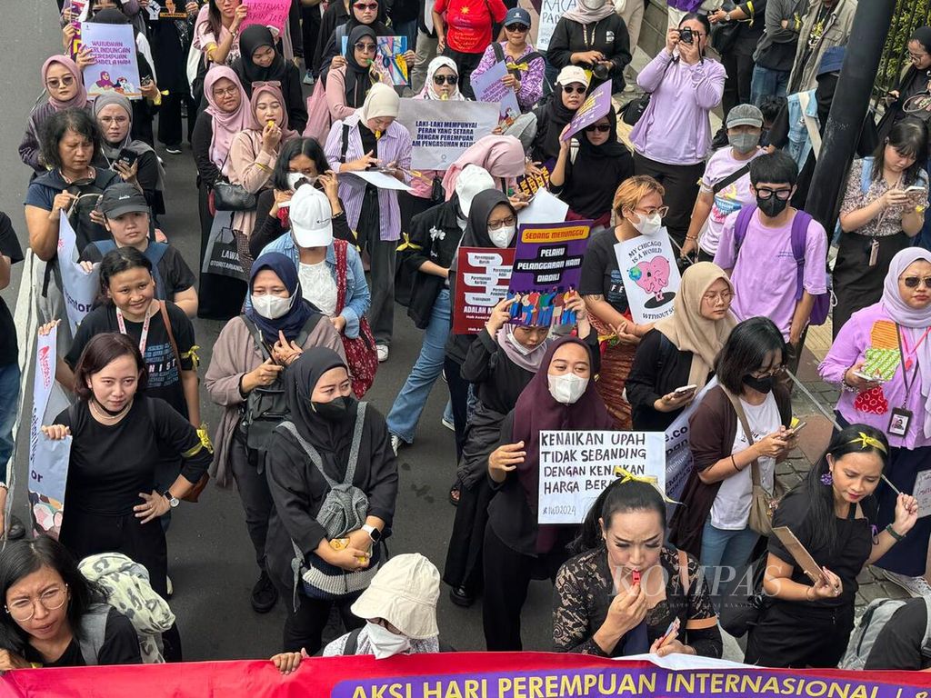 Ratusan perempuan yang tergabung dalam Aliansi Perempuan Indonesia memperingati Hari Perempuan Internasional 2024 dengan berjalan kaki dari depan Gedung Bawaslu hingga kawasan Monas, Jakarta, Jumat (8/3/2024).