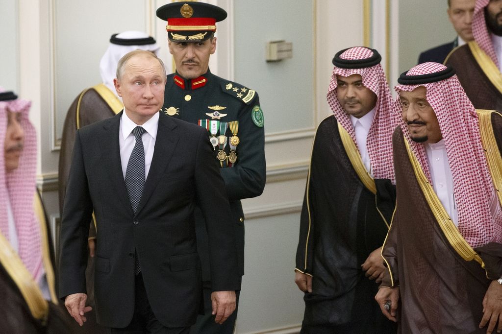 Foto yang diambil pada 14 Oktober 2019 ini memperlihatkan pemimpin Kerajaan Arab Saudi Raja Salman bin Abdulaziz Al-Saud (kanan) berjalan bersama Presiden Rusia Vladimir Putin saat keduanya bertemu di Riyadh, Arab Saudi.