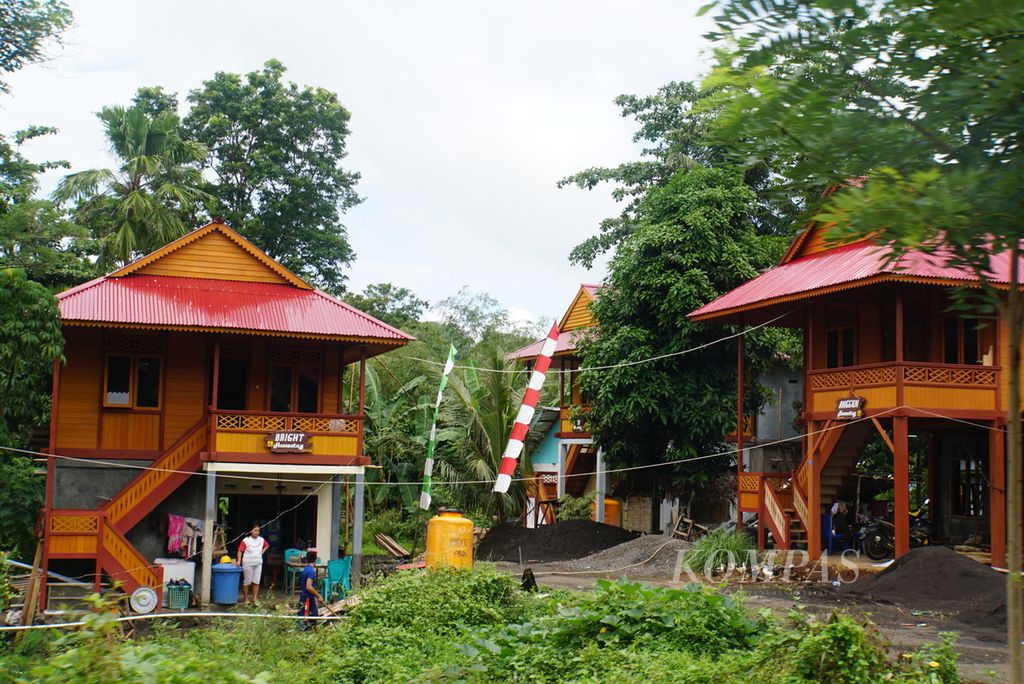 Rumah-rumah singgah atau <i>homestay </i>telah berdiri di Desa Marinsow yang masuk area KEK Likupang, Minahasa Utara, Sulawesi Utara, Sabtu (6/3/2021). Setidaknya 211 <i>homestay </i>dibangun di tiga desa sekitar KEK Likupang sebagai bagian dari program unggulan Kemenparekraf, yaitu desa wisata.