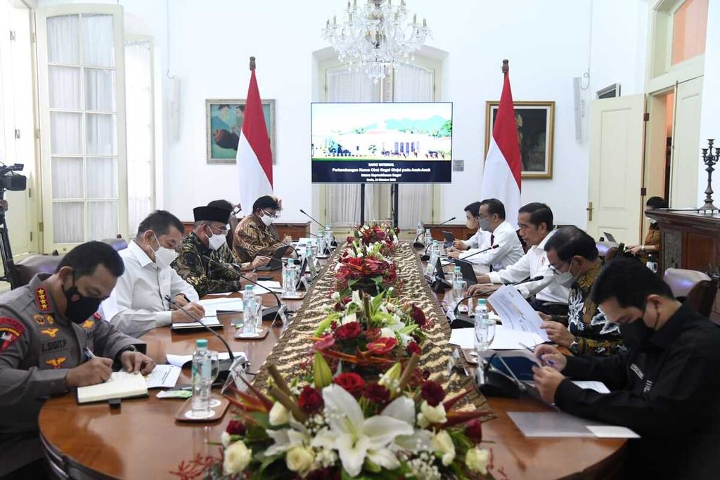 Presiden Joko Widodo menggelar rapat internal terkait perkembangan kasus obat penyebab gangguan ginjal akut dengan sejumlah menteri Kabinet Indonesia Maju di Istana Kepresidenan Bogor, Jawa Barat, Senin (24/10/2022).