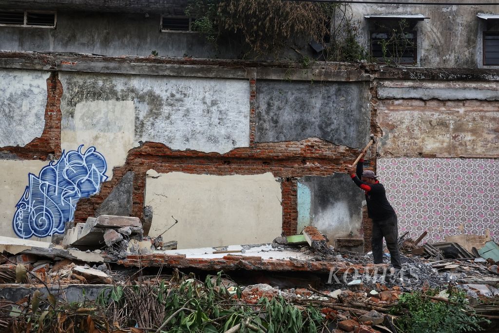 Pekerja membongkar bangunan yang berada di jalur bekas bangunan benteng Keraton Yogyakarta, Kecamatan Kraton, Yogyakarta, Selasa (16/1/2024).