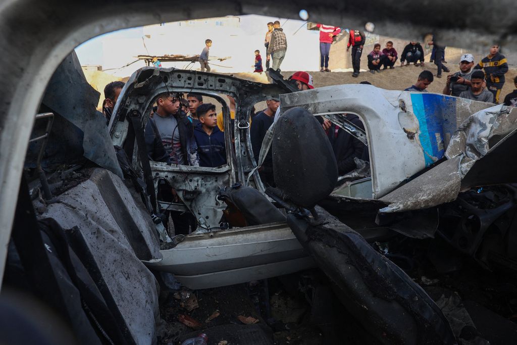 Kendaraan polisi Palestina hancur akibat serangan bom Israel di Rafah, Jalur Gaza selatan, 10 Februari 2024.
