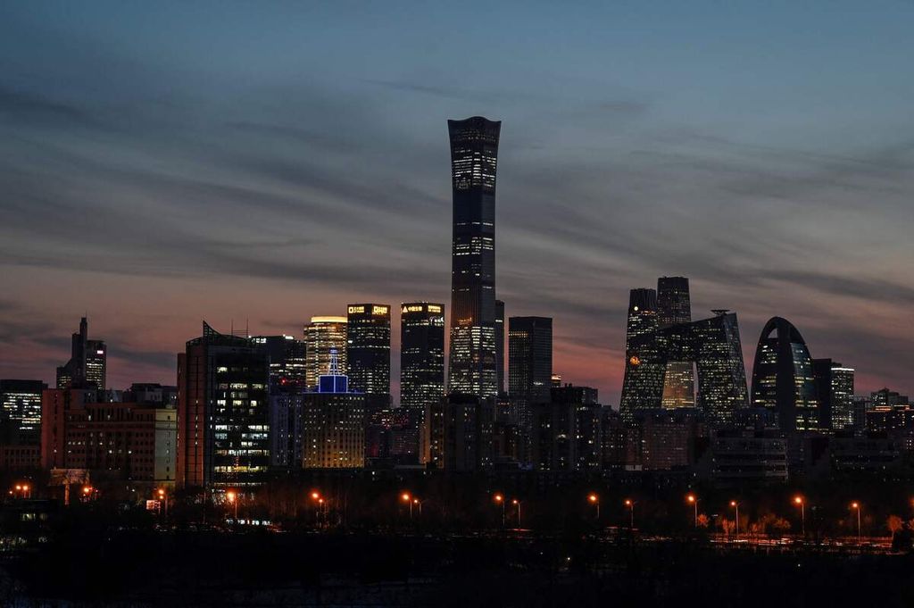 Pemandangan kawasan pusat bisnis saat matahari terbenam di Beijing, China, Rabu (16/2/2022).