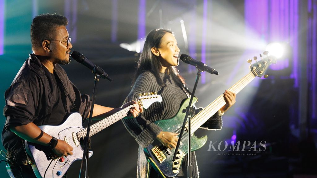 Pasangan gitaris Andre Dinuth dan basis Wanda Omar menyemarakan panggung Jazz Gunung 2022 di Amfiteater Jiwa Jawa Resort di kawasan wisata Gunung Bromo, Kabupaten Probolinggo, Jawa Timur, Sabtu (23/07/2022).